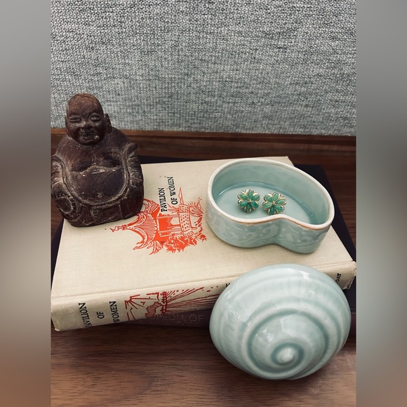 Celadon SeaShell Jewelry Box – Vintage Porcelain Clam Trinket - Picture 4 of 5